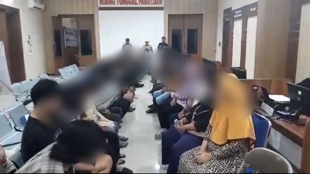 Sebanyak 10 pasangan tak resmi terjaring razia Polres Kudus pada Senin (7/10/2024) diboyong ke Mapolsek Kota untuk pembinaan