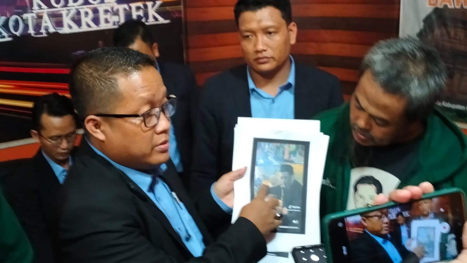 Kuasa hukum 02 menunjukkan alat bukti pelanggaran kampanye oleh Samani - Bellinda