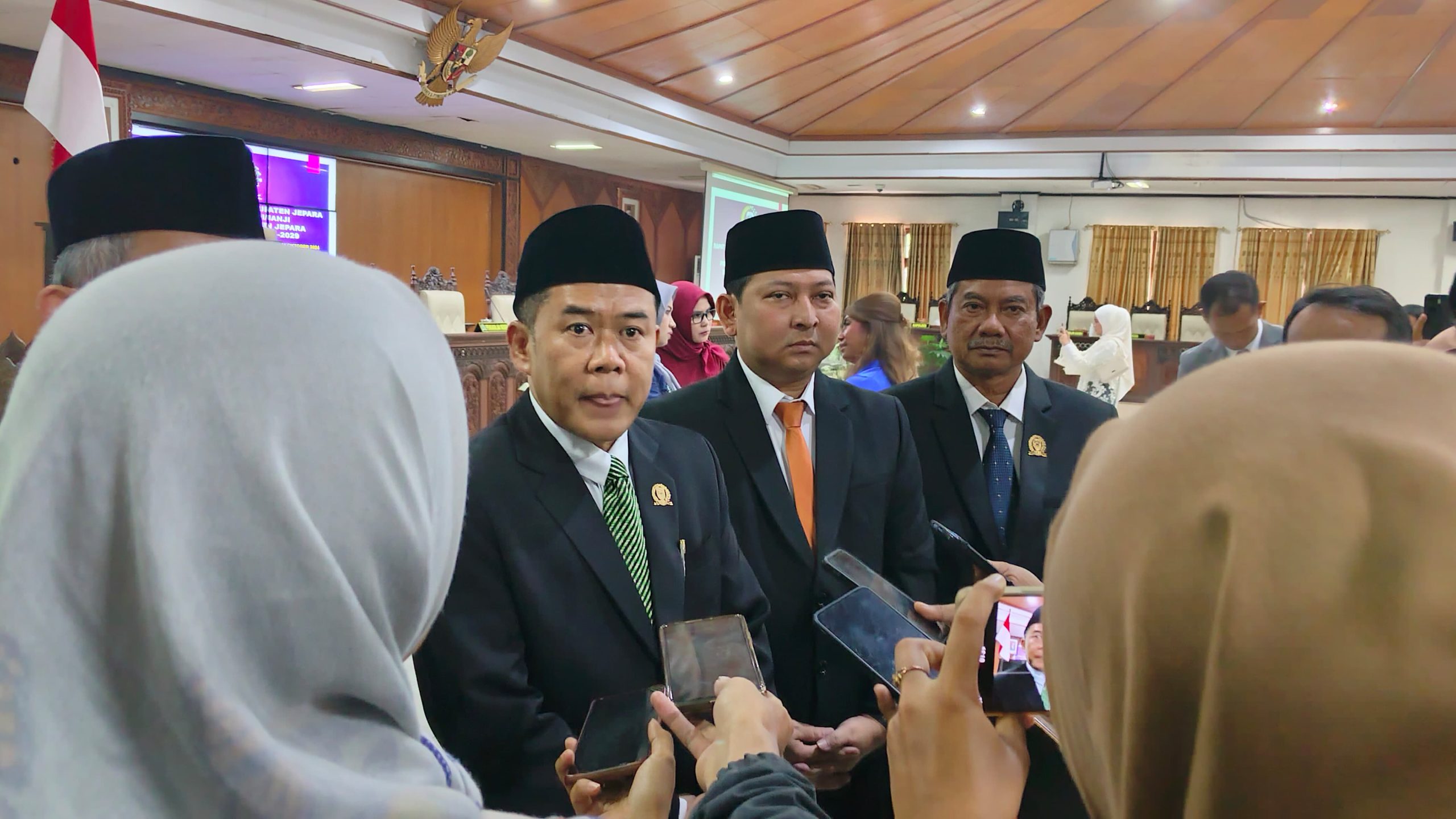 Agus Sutisna, ketua DPRD Jepara saat konferensi pers dengan awak media.