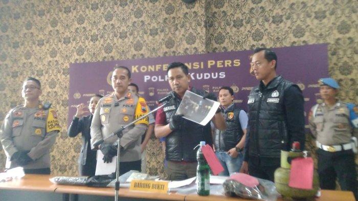 Polres Kudus gelar konferensi pers kasus tindak pidana pencurian dengan pemberatan spesialis rumah kosong, Kamis (3/10/2024) di Mapolres Kudus (Foto: TribunBanyumas)