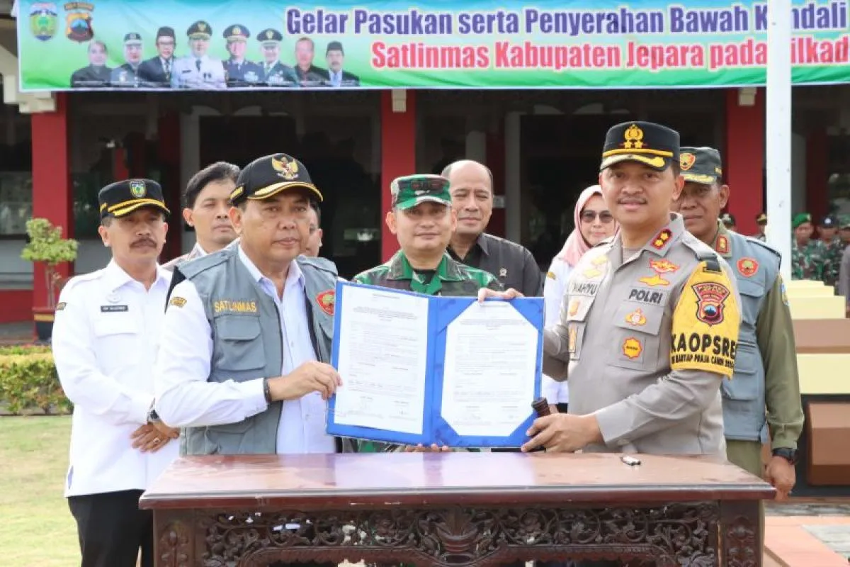 Penjabat (Pj.) Bupati Jepara Edy Supriyatna bersama Kapolres Jepara AKBP Wahyu Nugroho Setyawan dalam penyerahan satlinmas untuk pengamanan Pilkada saat apel di halaman Setda Kabupaten Jepara, Jawa Tengah, Rabu (23/10/2024). ANTARA/HO-Polres Jepara