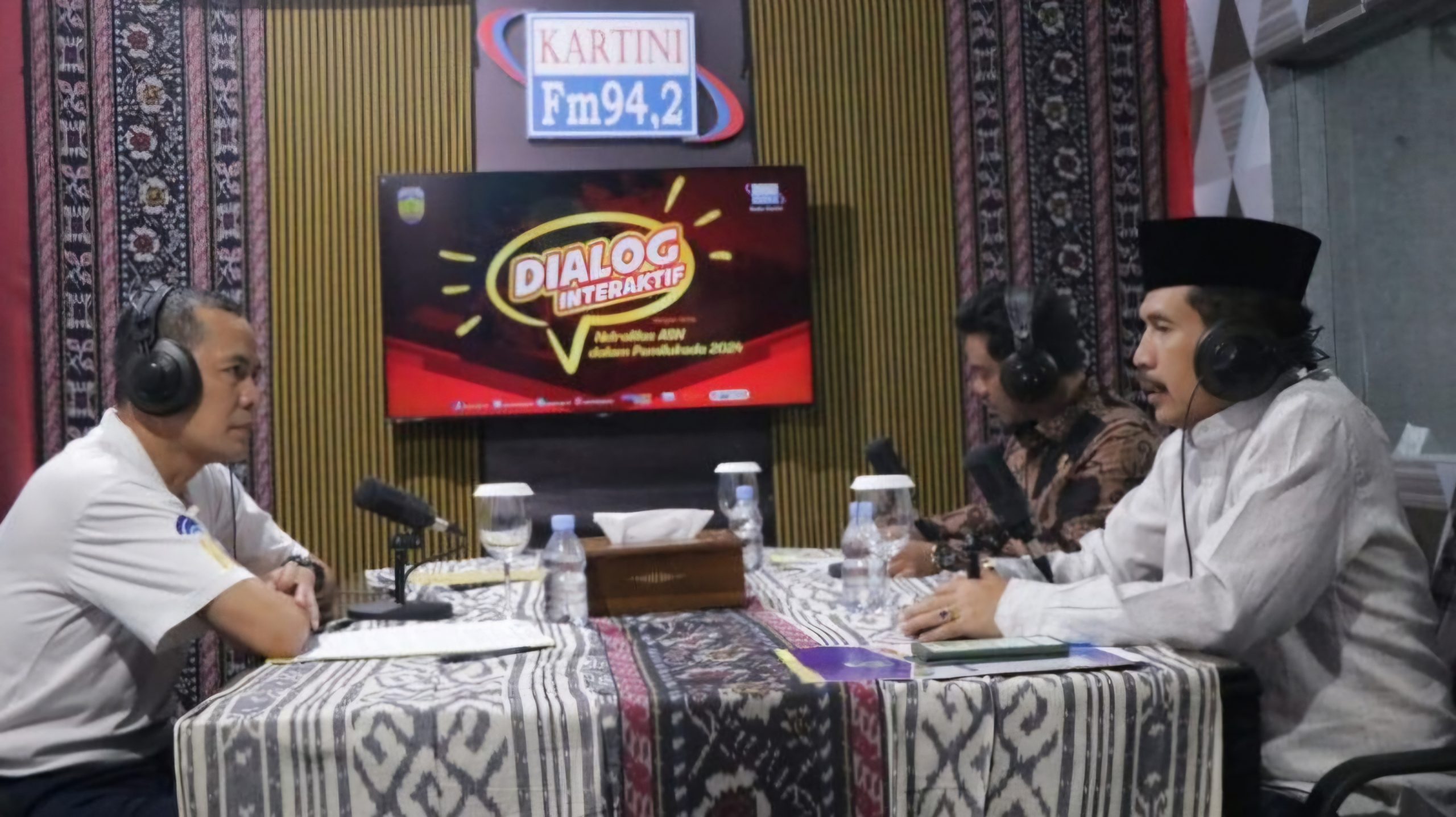 Dialog interaktif bertajuk “Netralitas ASN dalam Pemilukada 2024” menghadirkan Sekretaris Daerah (Sekda) Jepara Edy Sujatmiko dan Ketua Bawaslu Kabupaten Jepara Sujiantoko di LPPL Radio Kartini 94,2 FM Jepara, Jumat (4/10/2024)