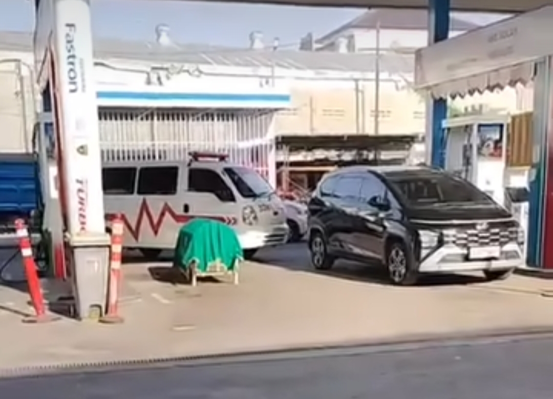 Tangkapan layar reels akun Instagram @im.semarang_official yang menampakkan mobil ambulans yang ditolak mengisi BBM bersubsidi