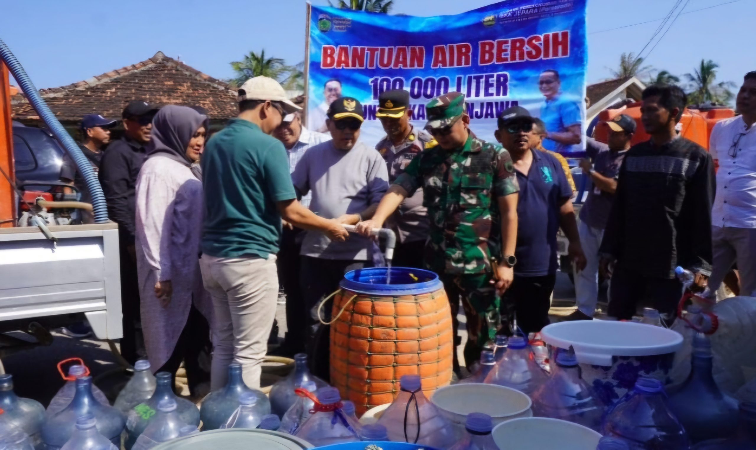 Pj Bupati Jepara Edy Supriyanta mengunjungi Karimunjawa untuk memastikan stok gas elpiji dan droping air bersih pada Jumat (18/10/2024)