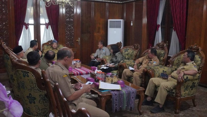 Kepala Balai Bahasa Jawa Tengah, Dr. Syarifuddin, M.Hum beserta jajaran menggelar audiensi persiapan kegiatan bersama Penjabat (Pj) Bupati Jepara, H. Edy Supriyanta dan dinas terkait, Senin (7/10/2024), di Peringgitan Pendopo Kartini