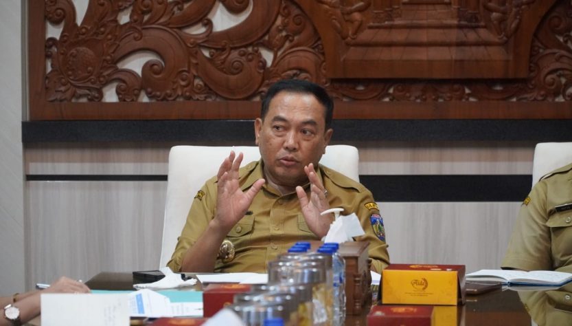Pj Bupati Jepara Edy Supriyanta saat rapat koordinasi di Ruang Kerja Bupati, Senin (14/10/2024)
