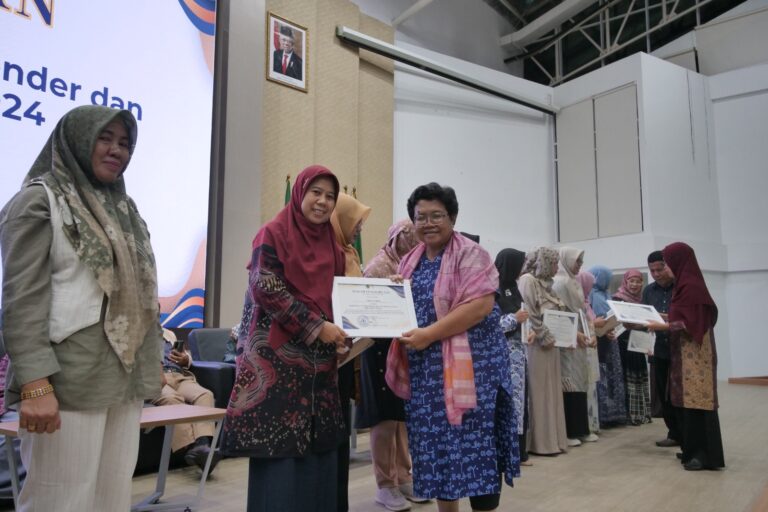 IAIN Kudus menerima penghargaan sebagai Perguruan Tinggi Responsif Gender (PTRG) Peringkat Madya dalam Konferensi Pusat Studi Gender dan Anak (PSGA) ke-3. (Foto: Zonanews.id/IAIN Kudus)