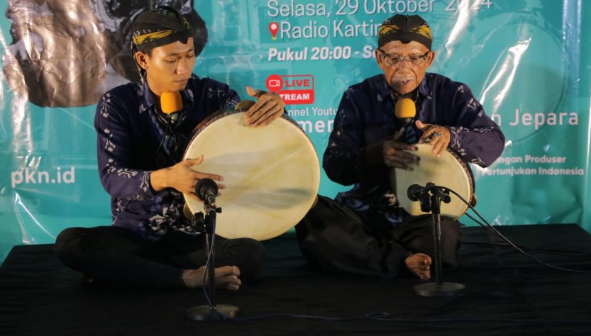 Pertunjukan Kentrung Jepara oleh sang maestro Mbah Parmo dalam Konser Intim Maestro pada Selasa (29/10/2024) malam