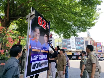 Petugas gabungan mencopot baliho Cagub Jawa Tengah yang langgar aturan (Medcom.id/ Rhobi Shani)