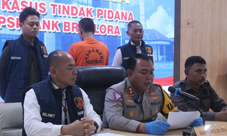 Kapolres Blora, AKBP Wawan Andi Susanto, beserta jajaran saat konferensi pers ungkap tindak pidana korupsi pemberian kredit mikro di BRI Unit Pasar Induk Kantor Cabang Cepu, Kamis (3/10/2024). (Foto: Suara Indonesia)