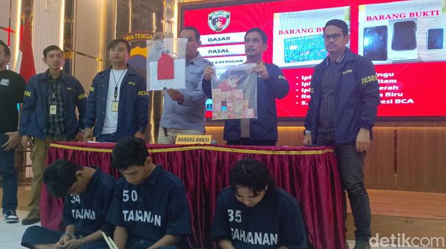 Polisi menunjukkan barang bukti pendanaan gangster di Semarang oleh situs judi online. Foto: Angling Adhitya Purbaya/detikJateng