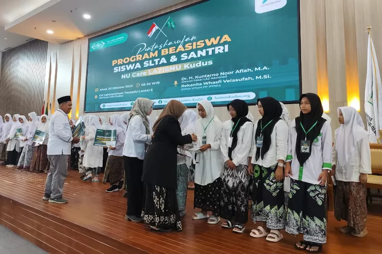 Sebanyak 473 siswa SLTA sederajat dan 100 santri di Kudus menerima beasiswa dari Lazisnu pada Minggu (20/10/2024) di Gedung Laboratorium Terpadu lantai 5 IAIN Kudus (suaramerdeka-muria.com/Hasyim Asnawi)