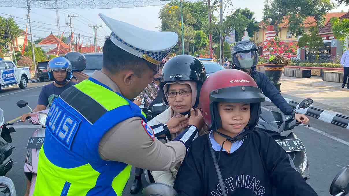 Personel Polres Jepara menegur pengendara motor yang menggunakan helm tak sesuai standar (Murianews/Istimewa)