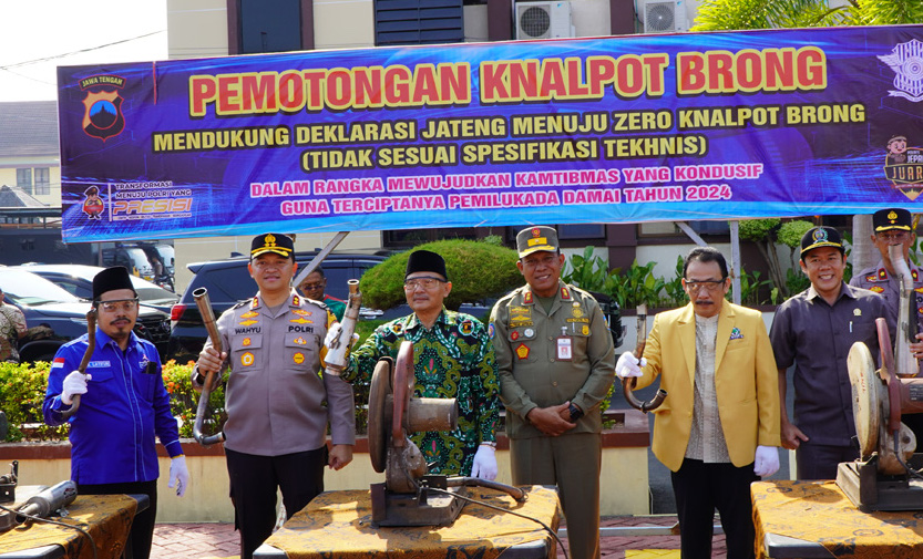 Anggota DPRD Jepara, sekaligus ketua DPC Demokrat Jepara, M.Latifun (paling kiri) bersama para ketua partai lain dan jajaran Forkopimda Jepara dalam rangka deklarasi Zero Knalpot Brong di Mapolres Jepara.