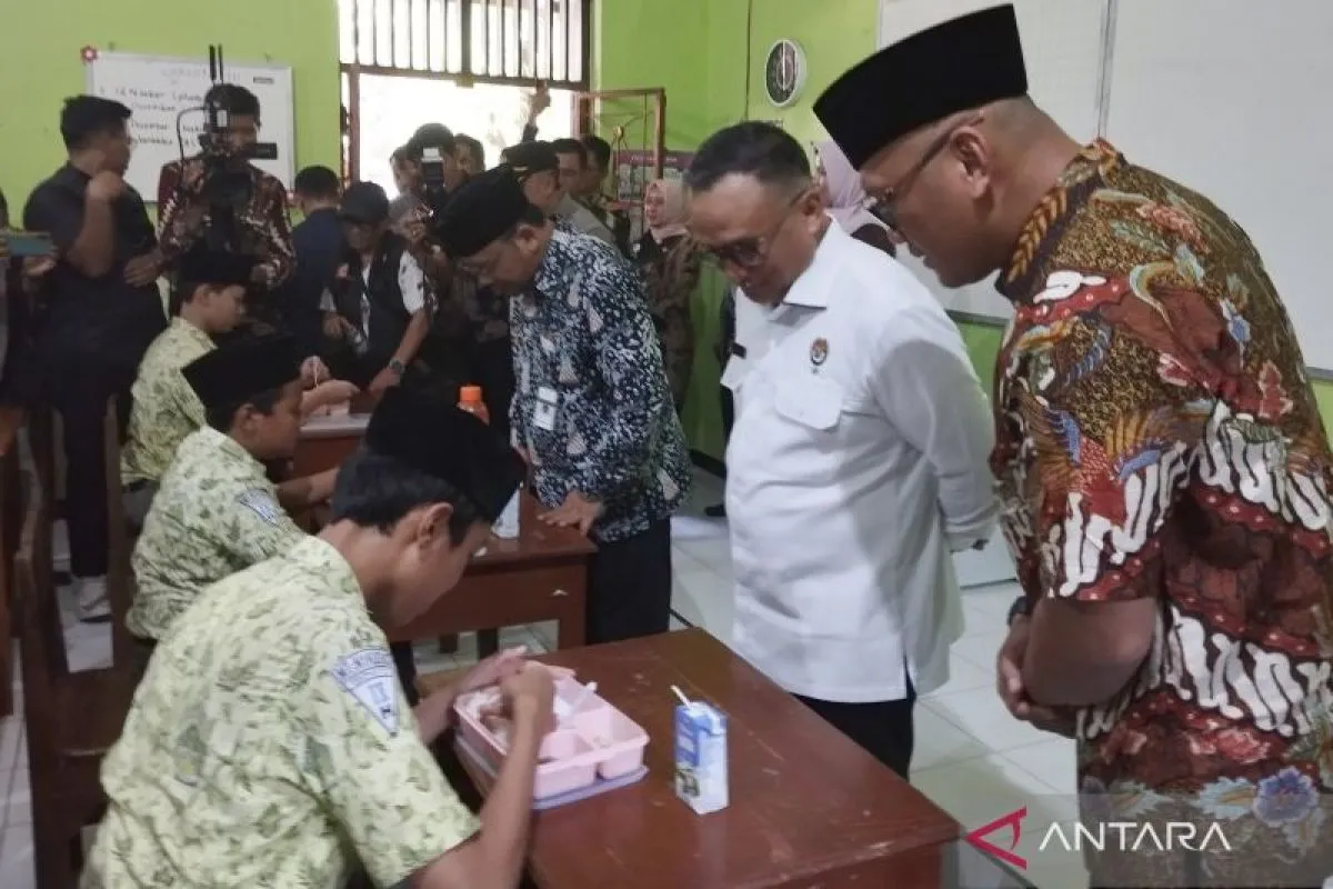 Uji coba program makanan bergizi gratis di MTs Negeri 1 Kudus, Rabu (2/10/2024). (Foto: ANTARA)
