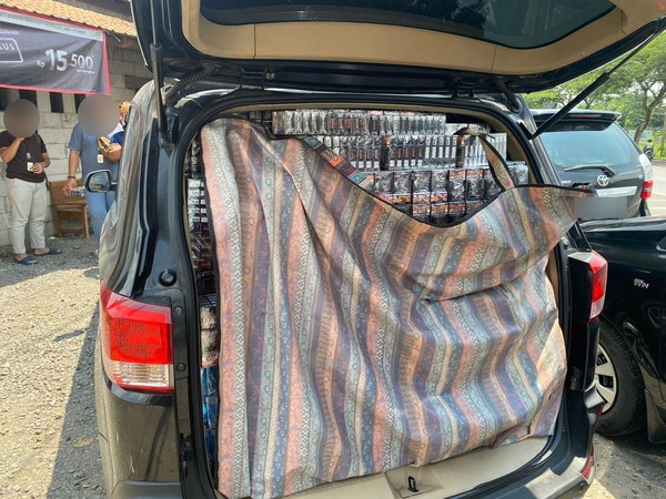 Minibus pengangkut 431.400 batang rokok ilegal yang diamankan Bea Cukai Kudus di Jalan Raya Pati-Kudus, Desa Terban, Kecamatan Jekulo, Kabupaten Kudus, Jumat (4/10/2024).