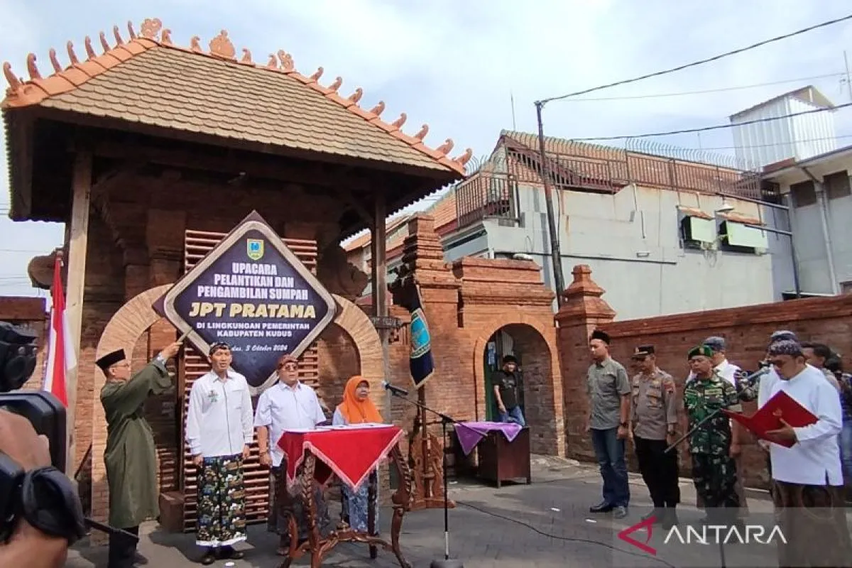 Penjabat Bupati Kudus M Hasan Chabibie saat memimpin pembacaan sumpah jabatan terhadap tiga pejabat pimpinan tinggi pratama di depan pintu masuk kompleks Menara Kudus, Jawa Tengah, Kamis (3/10/2024). ANTARA/Akhmad Nazaruddin Lathif