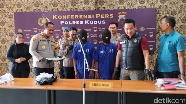 Kakak beradik yang membacok tetangga karena salah dengar dihadirkan dalam konferensi pers pada Kamis (03/10/2024) di Mapolres Kudus (foto: detikjateng)