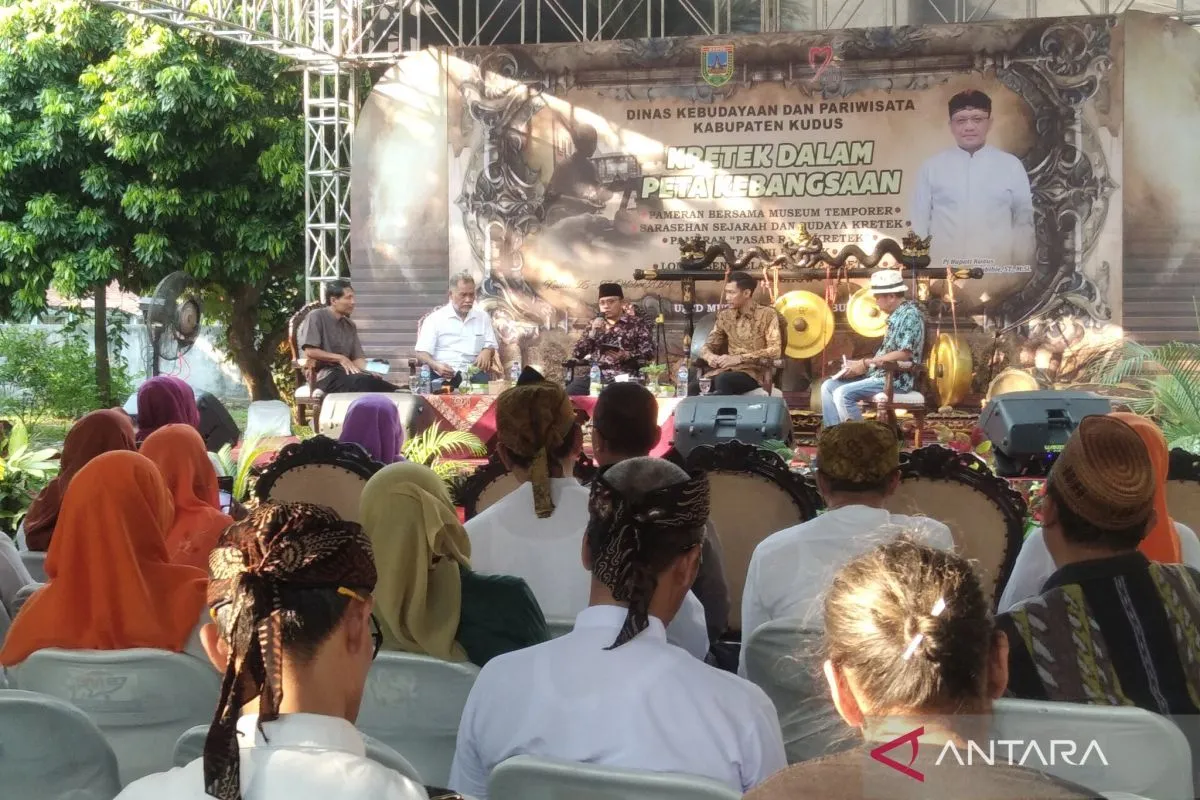 Sarasehan budaya dan sejarah kretek di halaman Museum Kretek Kudus, Jumat (25/10/2024). (ANTARA/Akhmad Nazaruddin Lathif)