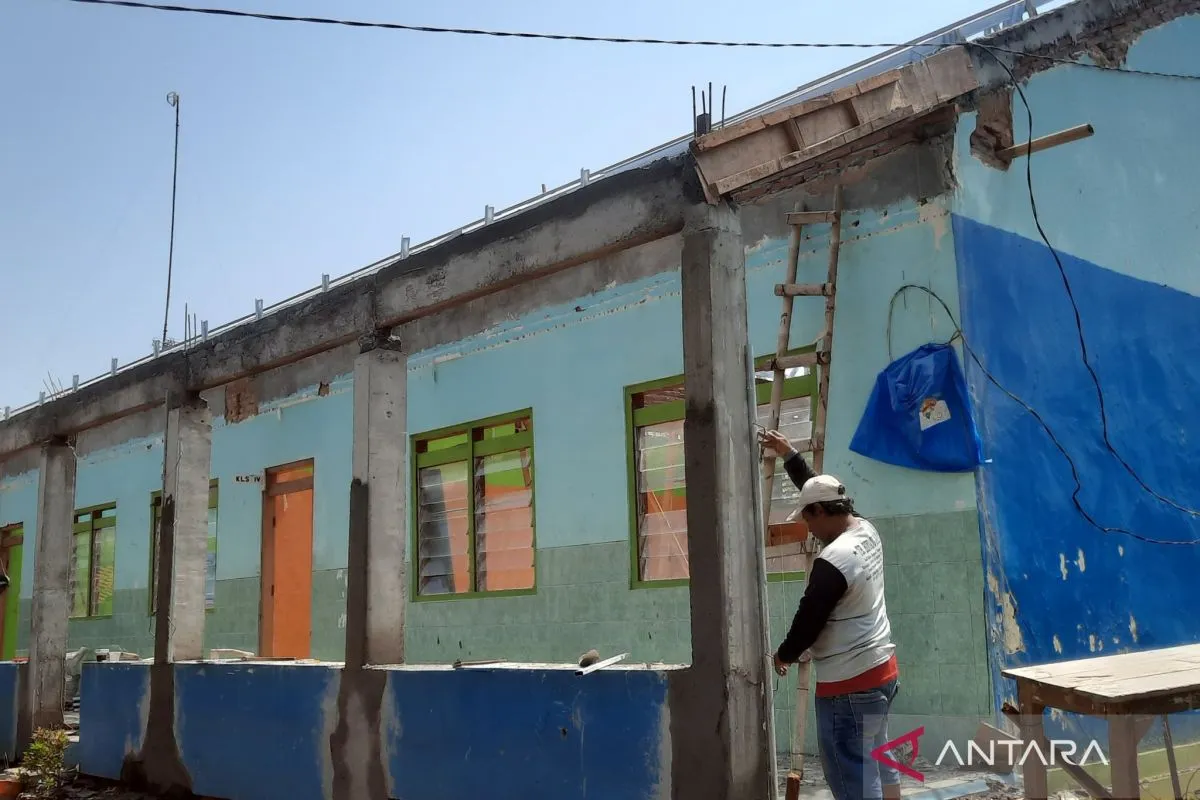 Perbaikan ruang kelas di SD Negeri 6 Margorejo, Kecamatan Dawe, Kabupaten Kudus, Jawa Tengah. (ANTARA/Akhmad Nazaruddin Lathif)