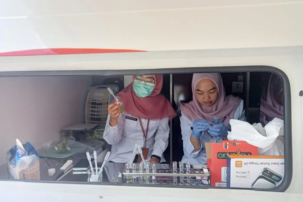 Tim dari Dinas Ketahanan Pangan Provinsi Jawa Tengah saat melakukan uji cepat terhadap sampel terhadap spesimen anggur Shine Muscat. ANTARA/HO-Pemprov Jateng