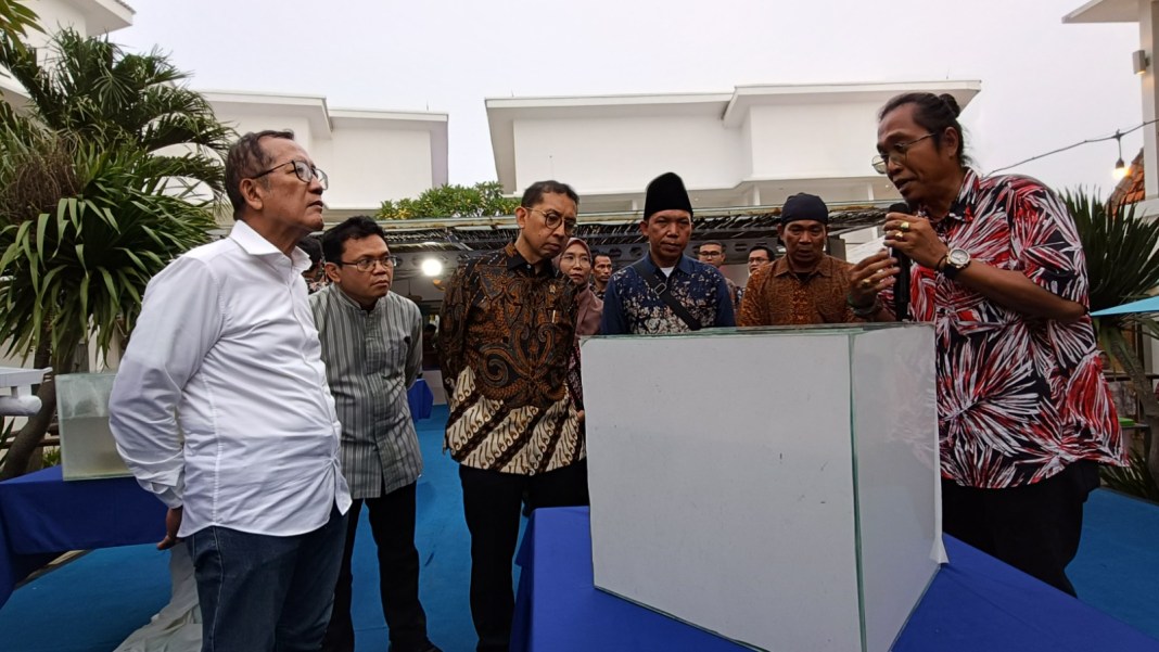 Menteri Kebudayaan RI, Fadli Zon saat melihat benda cagar alam bawah laut di Hotel Ocean View, Desa Tegalsambi, Kecamatan Tahunan, Kabupaten Jepara. Foto: Umi Nurfaizah/betanews.id