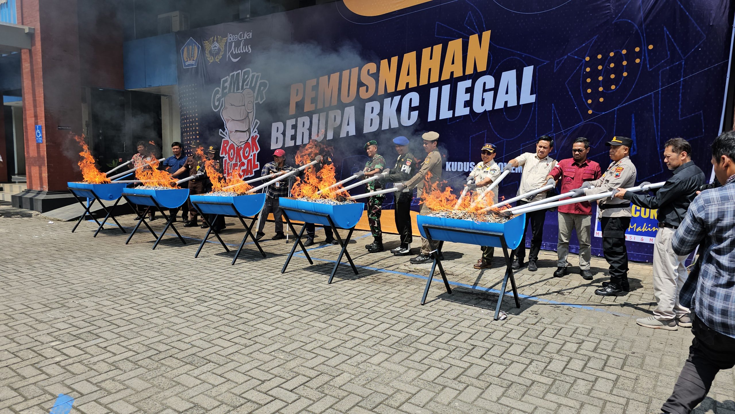 Bea Cukai Kudus memusnahkan sebanyak 10,5 ton Barang Kena Cukai (BKC) ilegal pada Kamis (21/11/2024) di halaman Kantor Bea Cukai Kudus