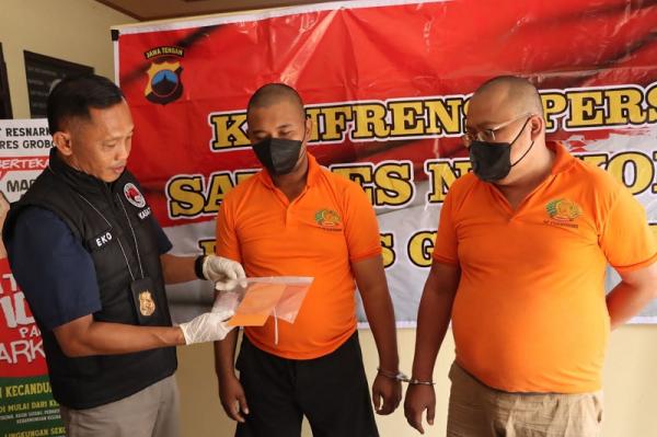 Dua pria berinisial EP (36) dan APS (39) yang ditangkap Satresnarkoba Polres Grobogan saat hendak edarkan narkoba (foto: iNews Muria)