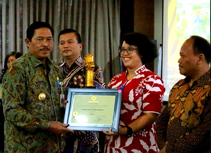 Penyerahan penghargaan produktivitas Siddhakarya untuk RS Mardi Rahayu oleh Pejabat Gubernur Jawa Tengah, Nana Sudjana berlangsung di Hotel MG Setos, Semarang, pada Selasa, 29 Oktober 2024.