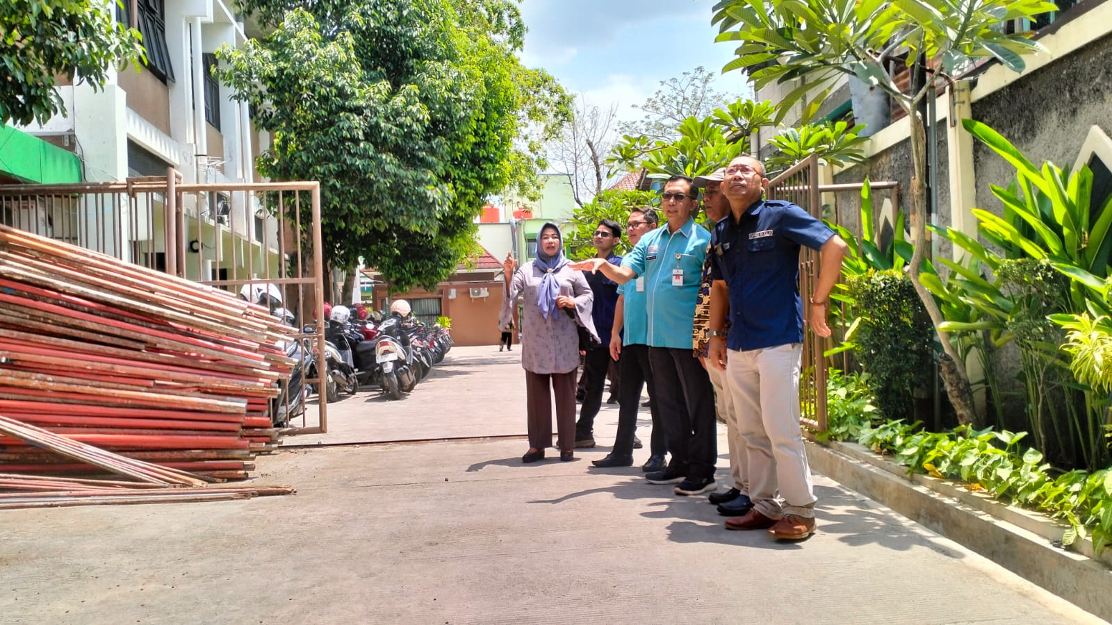 Komisi D DPRD Kudus ketika melakukan sidak ke pembangunan faskes yang didanai cukai rokok pada Selasa (19/11/2024) (istimewa)