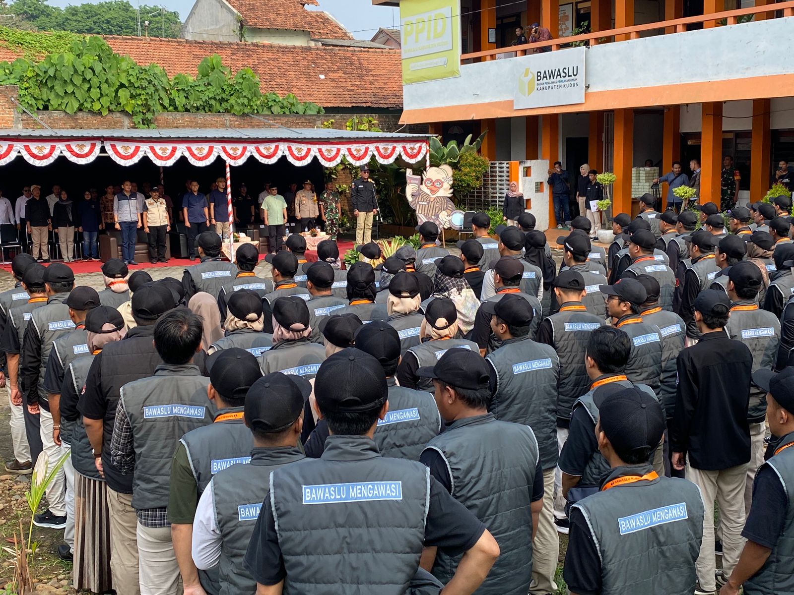 Apel Siaga Pengawasan Pemilu dalam rangka memastikan pelaksanaan masa tenang Pilkada Serentak 2024 aman dan kondusif berlangsung pada Minggu (24/11) di halaman Gedung Sekretariat Bawaslu, Jalan GOR Mlati Kidul