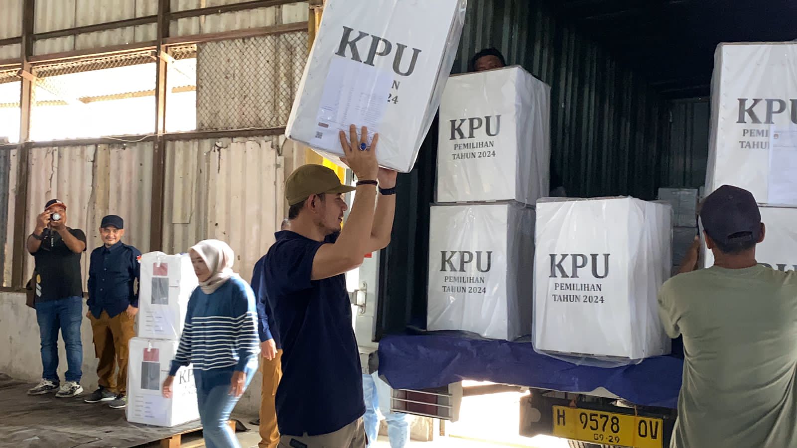 Komisi Pemilihan Umum (KPU) resmi memulai distribusi logistik Pilkada serentak pada Minggu (24/11).
