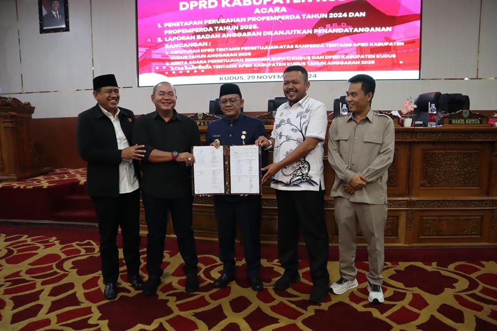 penandatanganan pengesahan APBD 2025 pada rapat paripurna di gedung DPRD Kudus, Jumat (29/11) (foto: infojateng)