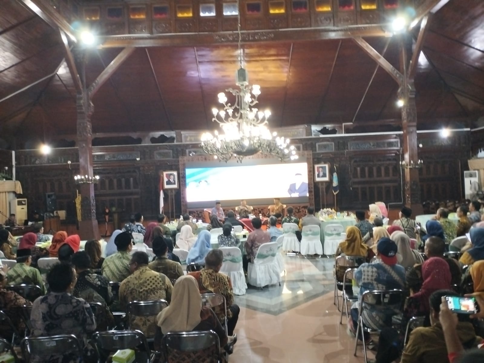 diskusi strategis bertajuk "Njagong Bareng Pak Menteri", bertempat di Pendopo Kabupaten pada Sabtu (30/11/2024).