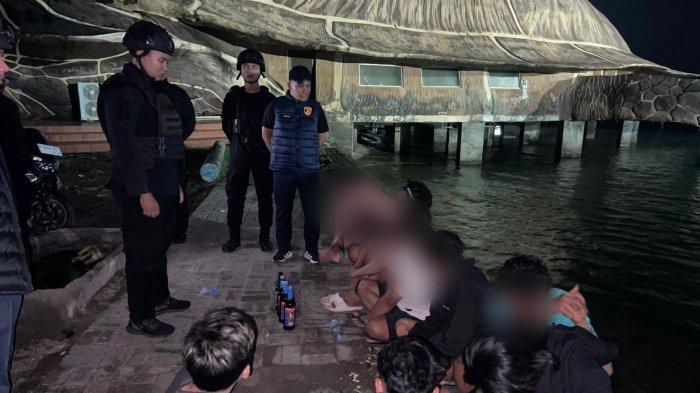 gerombolan pemuda asyik minum minuman keras di kawasan Pantai Bandengan dan Pantai Kartini, pada Sabtu (16/11/2024) malam (foto: Tribun Jateng)