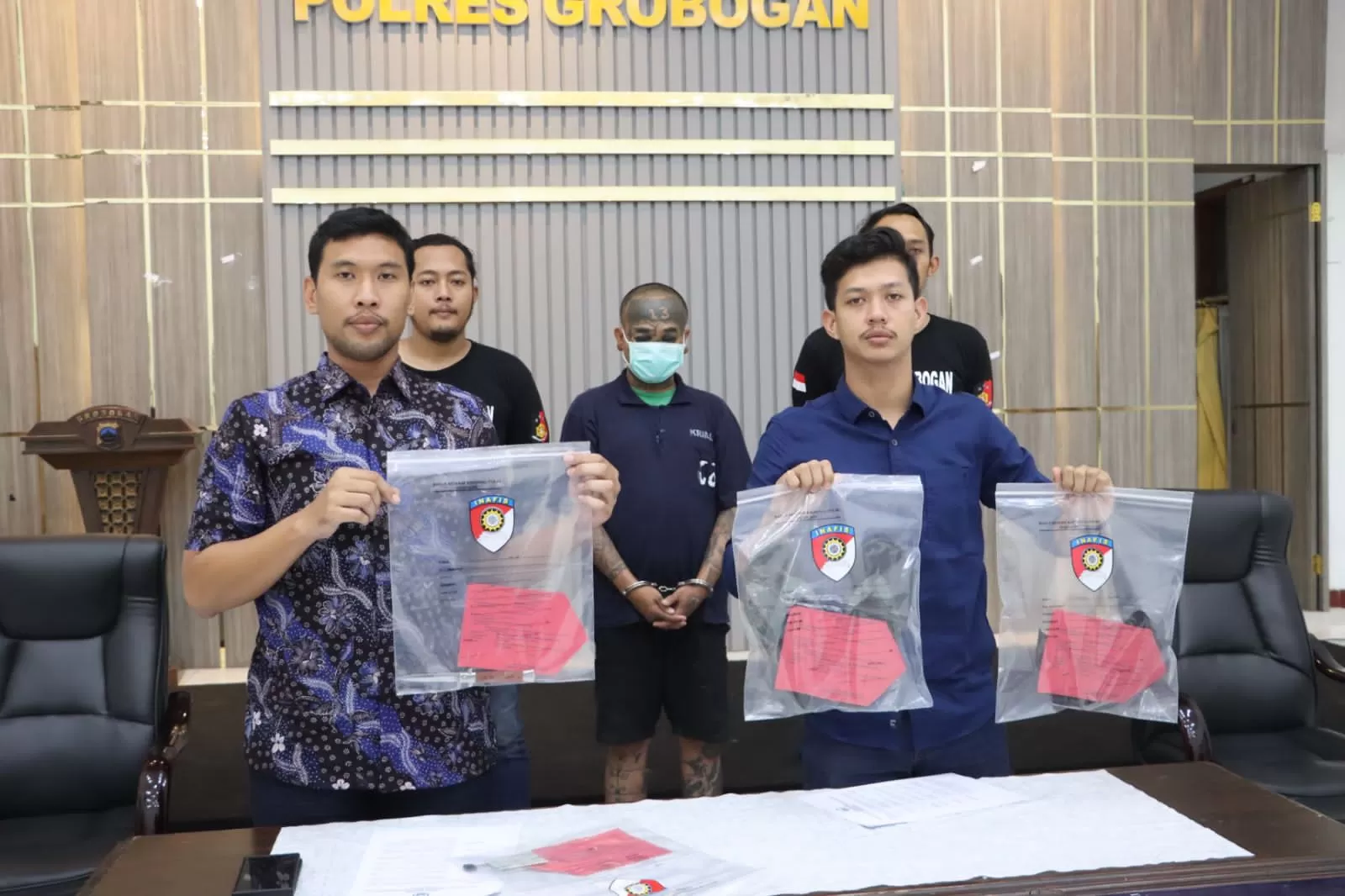 Sat Reskrim Polres Grobogan pada keterangan pers, Jumat (15/11) menujukan barang bukti kasus penusukan dengan tersangka seorang anak punk berinisial DW. Foto: RADAR KUDUS