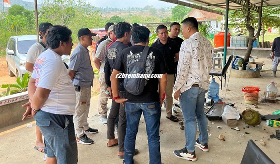 Olah TKP oleh Polres Rembang terkait pengrusakan di PT KRI oleh massa yang kesal masalah polusi (foto: Radio R2B Rembang)
