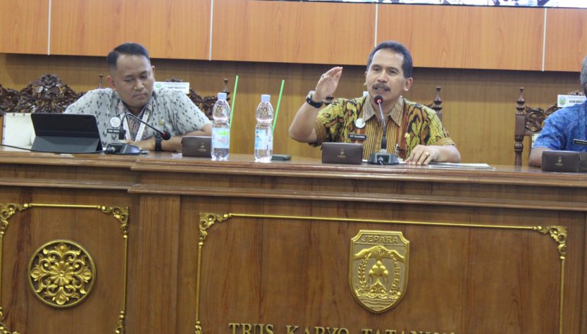 Sekretaris Daerah (Sekda) Kabupaten Jepara Edy Sujatmiko saat membuka Bimbingan Teknis Sakip untuk perangkat daerah di lingkungan Pemerintah Kabupaten Jepara di Gedung Shima Jepara pada Selasa (5/11/2024)