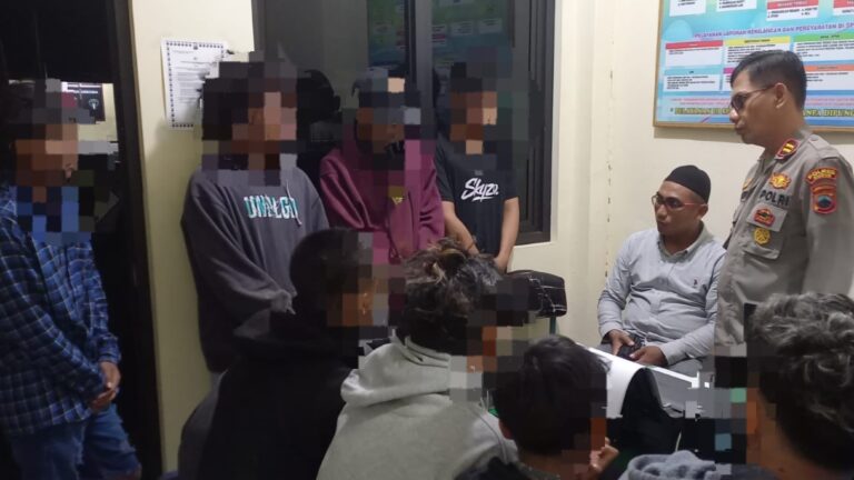 Polsek Kudus Kota saat memberikan pembinaan kepada 9 remaja yang berhasil diamankan karena terlibat aksi tawuran di kawasan Balai Jagong Kudus pada Minggu, 17 November 2024 malam. (Foto: ZONANEWS.ID)