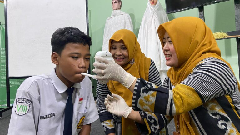Pemeriksaan Smoke Analyzer bagi pelajar di SMP Al Ma'ruf Kudus. (Foto: Siti Islamiyah/ Zonanews.id)