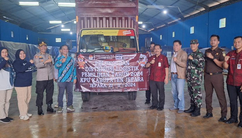Pelepasan Truk 1 pengangkut logistik ke Karimunjawa dilakukan dari Gudang Logistik Pilkada 2024 di Desa Sukosono, Kecamatan Kedung pada Kamis (21/11/2024) sore.