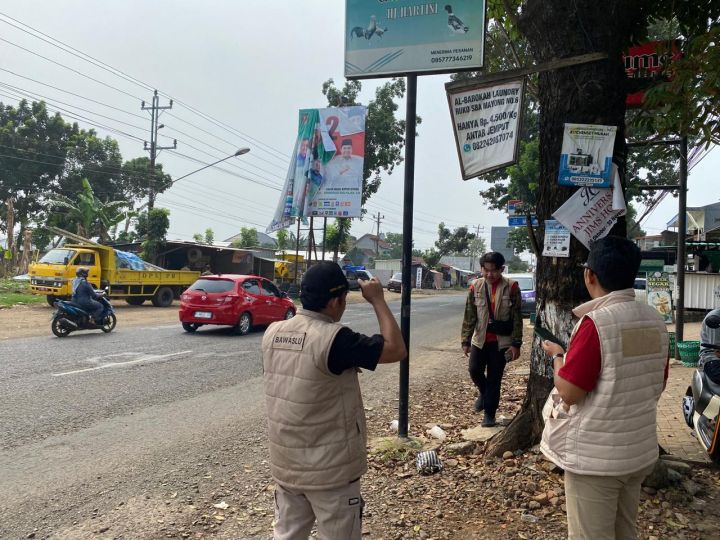 Bawaslu Jepara melakukan pembersihan APK sampai tuntas. (Foto: MetroTV)