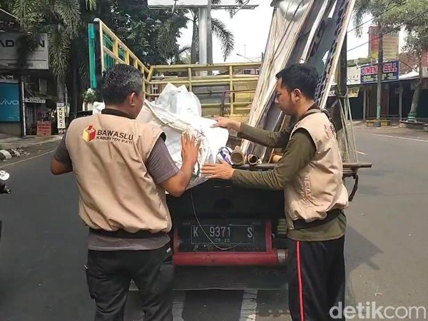 4.500 personel diterjunkan Bawaslu Pati untuk menertibkan alat peraga kampanye (APK) di jalanan kota Pati mulai Minggu (24/11/2024). Foto: Dian Utoro Aji/detikJateng