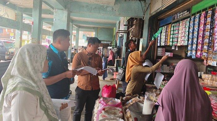Dewan Pengupahan Jepara melakukan survei kebutuhan hidup layak (KHL) di Pasar Bangsri, Senin (18/11/2024) (foto: TribunBanyumas.com)