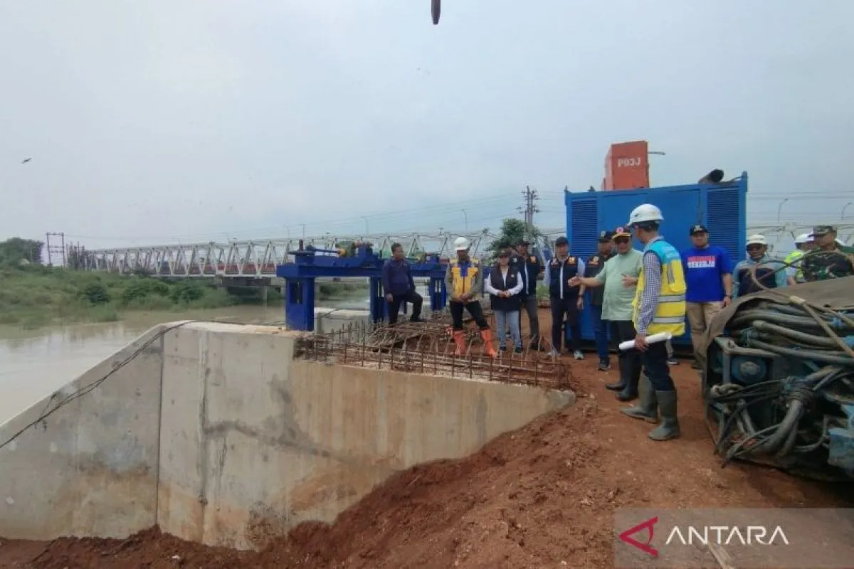 Penjabat Bupati Kudus M Hasan Chabibie saat meninjau pembangunan Kolam Retensi di Desa Jati Wetan, Kecamatan Jati, Kabupaten Kudus, Minggu (24/11/2024) (ANTARA/Akhmad Nazaruddin Lathif)