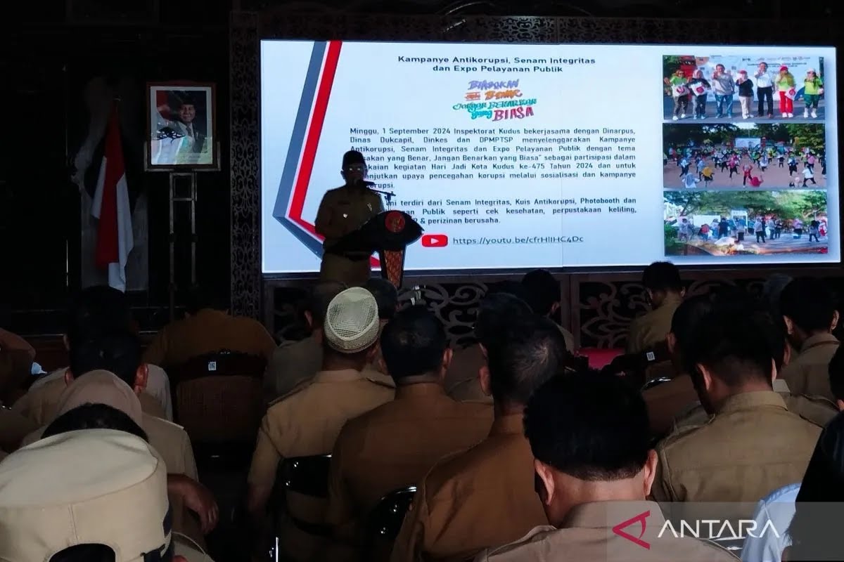 Penjabat Bupati Kudus M Hasan Chabibie di Kudus saat memberikan bimbingan terhadap kepala desa dan perangkat desa tentang perilaku antikorupsi. (ANTARA/Akhmad Nazaruddin Lathif)