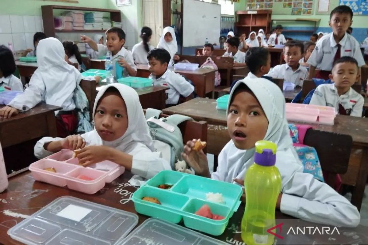 Sejumlah siswa sekolah dasar (SD) di Kabupaten Kudus, Jawa Tengah, menyantap makanan siang gratis melalui program Makan Bergizi Gratis (MBG). (ANTARA/Akhmad Nazaruddin Lathif)