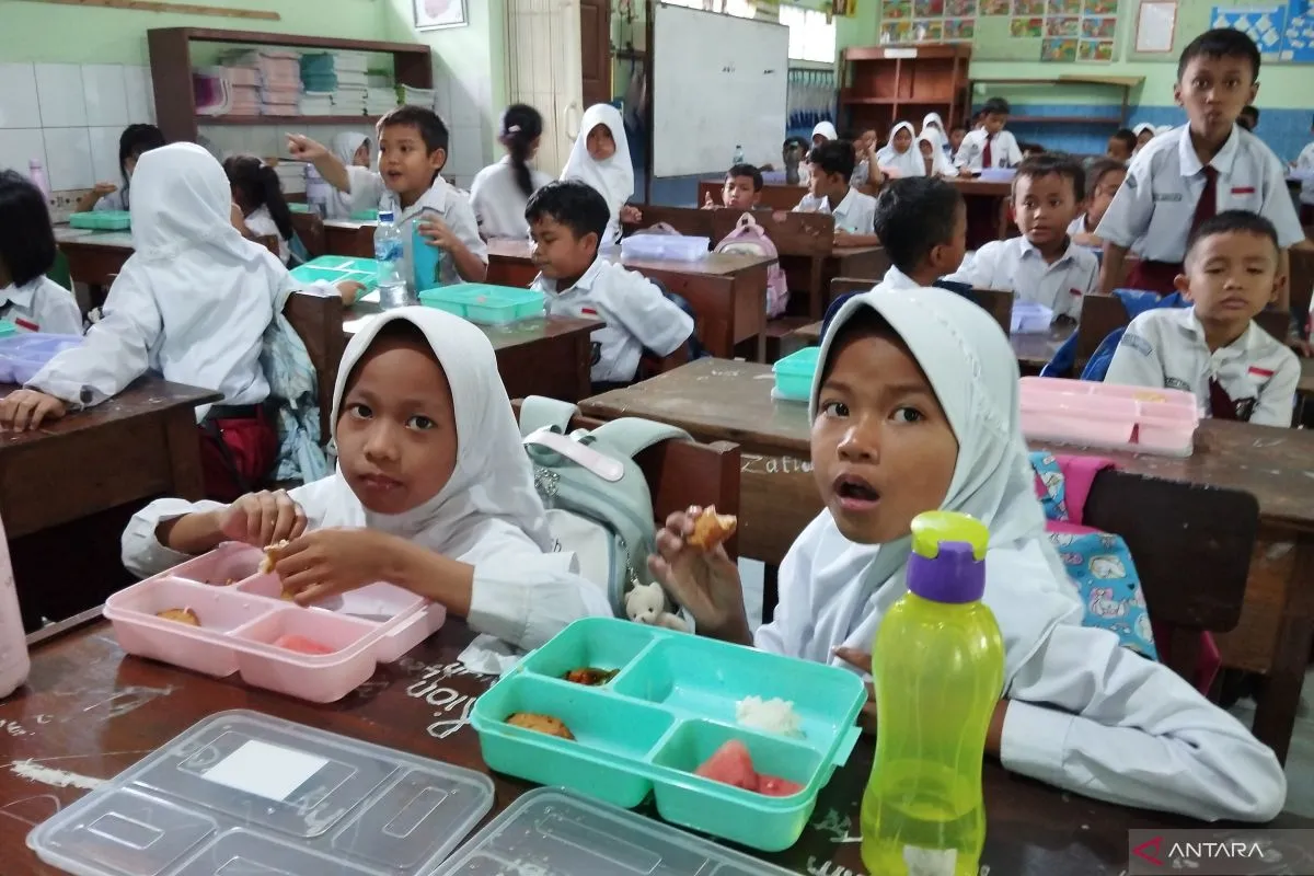 Pelaksanaan uji coba program makan bergizi gratis (MBG) (ANTARA/Akhmad Nazaruddin Lathif)
