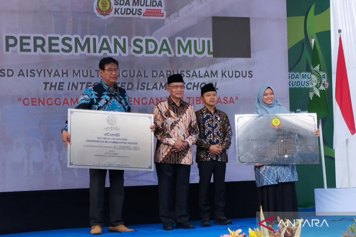 Wakil Menteri Pendidikan Dasar dan Menengah (Wamen Dikdasmen) Fajar Riza Ul Haq bersama Ketua Umum Pimpinan Pusat Muhammadiyah Haedar Nashir usai menandatangani prasasti pendirian SD Aisyiyah Multilingual Darussalam Kudus di Desa Getasrabi, Kecamatan Kaliwungu, Kabupaten Kudus, Jumat (29/11/2024). ANTARA/Akhmad Nazaruddin Lathif