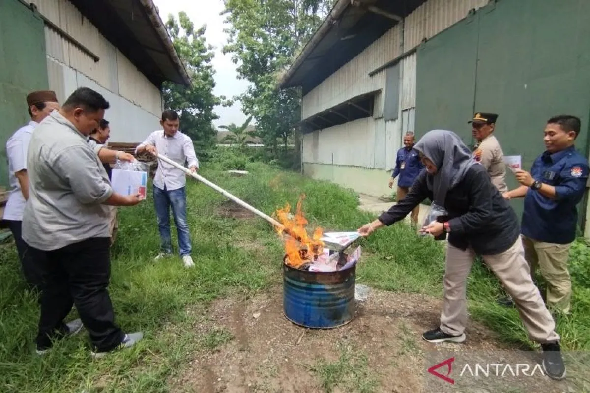 Pemusnahan surat suara rusak dan kelebihan di depan gudang tempat penyimpanan logistik Pilkada 2024 di Gudang Kapasan PTPN IX Kudus, Jawa Tengah, Selasa (26/11/2024). (ANTARA/Akhmad Nazaruddin Lathif)